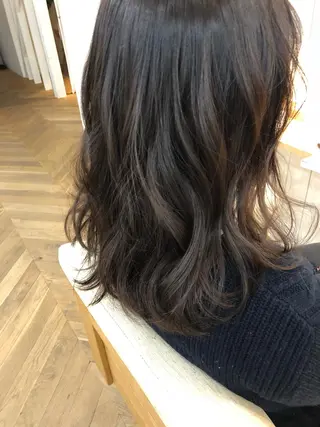 セミロング DEE okazakiのヘアスタイル