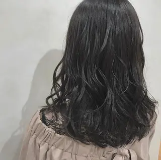 カラー ブリーチなしカラー/ 顔周りレイヤーカットのヘアスタイル