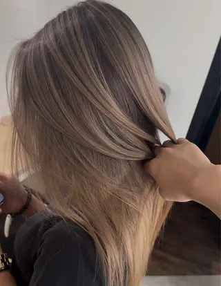 セミロング カラー 難波ブリーチカラー 伊藤洋輝のヘアスタイル