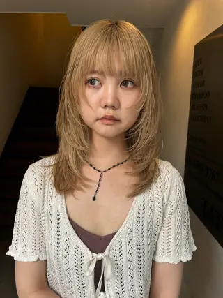 セミロング hen所属・心斎橋/レイヤー/ ブリーチ/モエのヘアスタイル