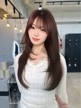 ロング カラー レイヤーカット 透明感カラーのヘアスタイル