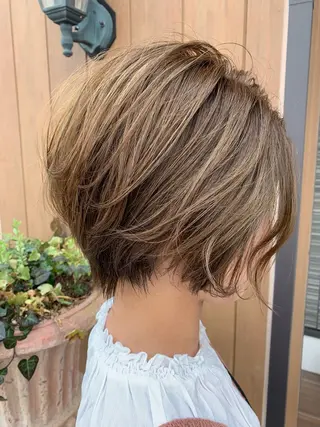 ショート カラー graxi'    グラシー所属・ブリーチ/ハイトーン SERINAのヘアスタイル