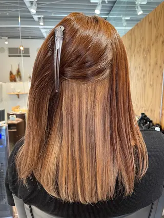 セミロング カラー iroca所属・小久保 あかりのヘアスタイル