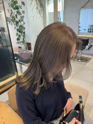 ミディアム カラー ミルクティー× グレージュMOMOのヘアスタイル