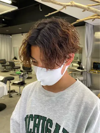ショート カラー パーマ メンズ カラーモデル⚡️ REONのヘアスタイル