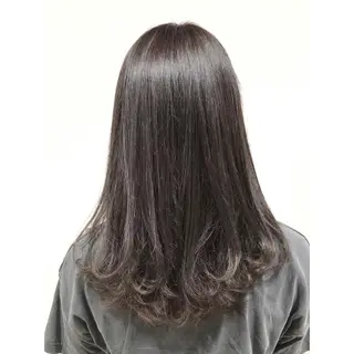 セミロング カラー KIZU 髪質改善 怪談を語る美容師のヘアスタイル