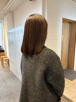 ミディアム カラー mina / 透明感ベージュカラーのヘアスタイル