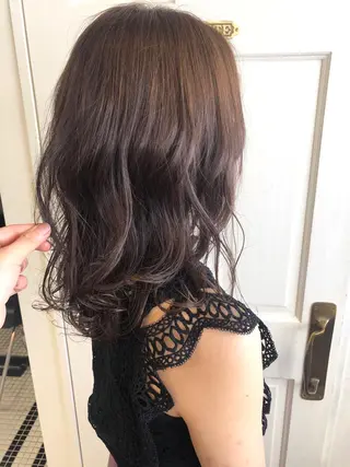ミディアム カラー MIOベージュカラー 柔らかいカラーのヘアスタイル