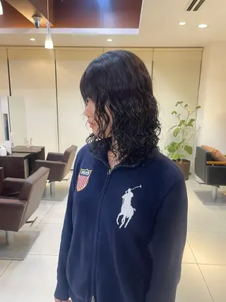 セミロング 海外風パーマ 健人のヘアスタイル