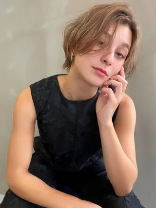 セミロング 肌馴染みくすみカラー 花房 佑夏のヘアスタイル