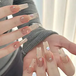 ネイル RAFFINE 月🦋🩵のネイルデザイン