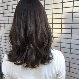 セミロング カラー THE DAY所属・AKI HASHIMOTOのヘアスタイル