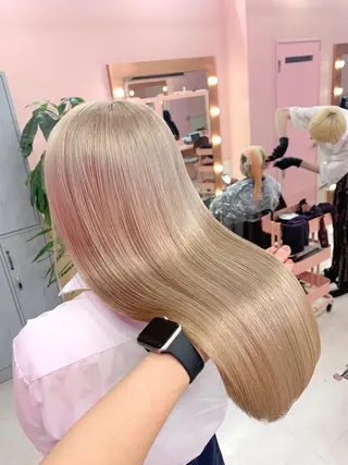 セミロング ハイトーン髪質改善 🎀🐰堀川智史🎀のヘアスタイル