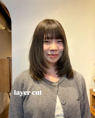 ミディアム ウシロダ メグミのヘアスタイル