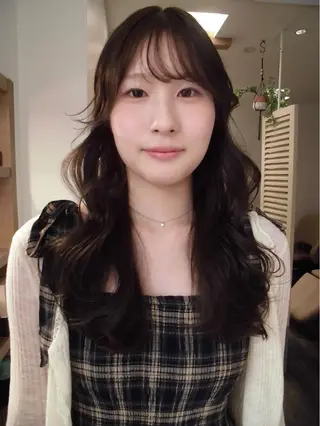 ロング カラー リカ/ハイトーン ・オリーブ🍀のヘアスタイル