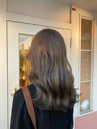 セミロング カラー 山﨑 まなかのヘアスタイル
