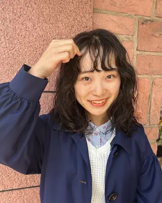 ミディアム パーマ ~洗練ナチュラル~ 🪵 岡田 知佳のヘアスタイル