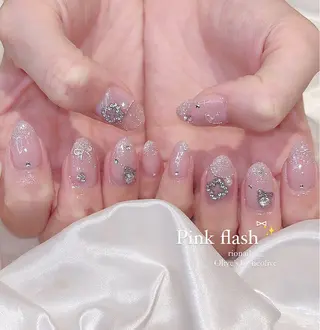 ネイル 𝘙𝘪𝘰𝘯𝘢 ...🕯🤍のネイルデザイン