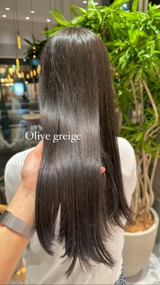 セミロング カラー ミオ💎透ける暗髪／ ブリーチなしWカラーのヘアスタイル