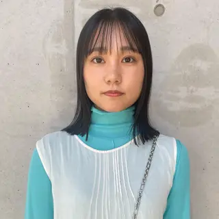 ミディアム カラー ホリケ アオイのヘアスタイル
