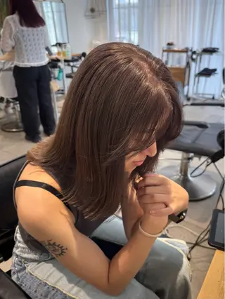 ミディアム カラー ミルクティー× グレージュMOMOのヘアスタイル