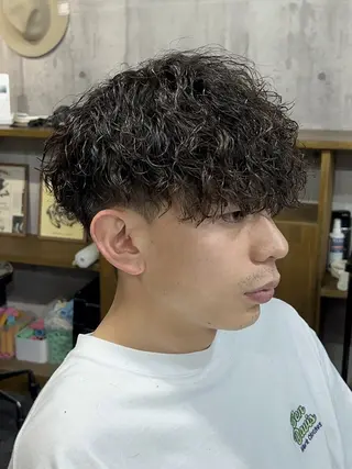 ショート パーマ メンズ 三谷 仁のヘアスタイル