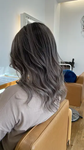 セミロング ブリーチ毛矯正.髪質 改善.髪にドラマをのヘアスタイル