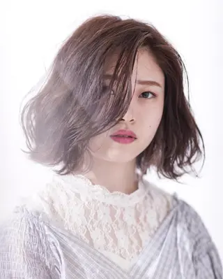 ミディアム 加藤 実穂のヘアスタイル