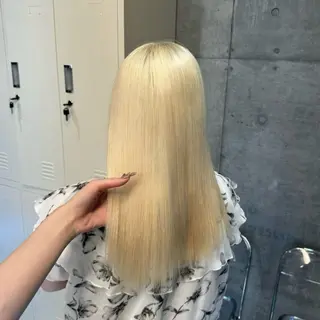 セミロング 透明感/ 艶ハイトーン/梨桜のヘアスタイル