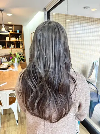 ロング カラー ツキダテ ユイのヘアスタイル