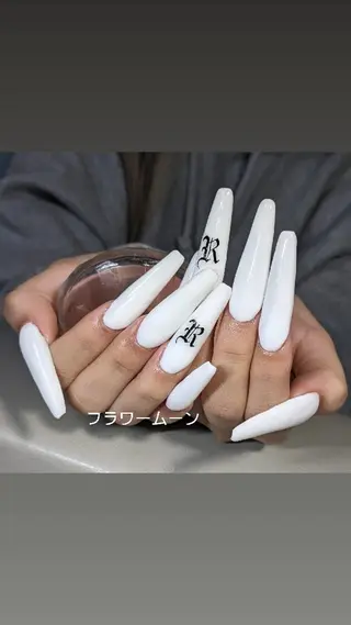 ネイル フラワー ムーンのネイルデザイン