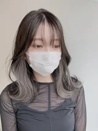 ミディアム カラー レイヤーカット 透明感カラーのヘアスタイル