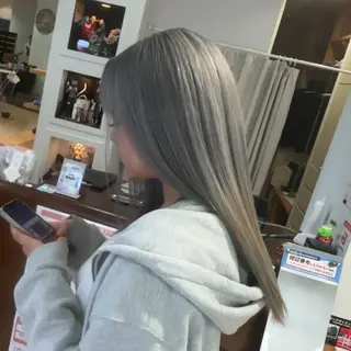 セミロング カラー CONAN｜レイヤー ボブ／ハイトーンのヘアスタイル