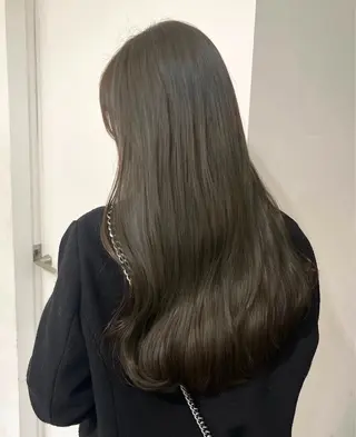 ロング カラー yuzua/オリーブ /透明感/レイヤーのヘアスタイル