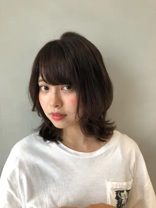ミディアム カラー 荒木 依莉亜のヘアスタイル
