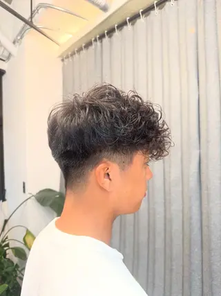 ショート パーマ メンズ 岡村 真琴のヘアスタイル