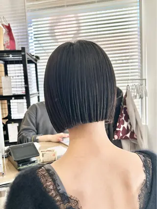 ショート カラー ぱつっとボブ/ 小野あかねのヘアスタイル