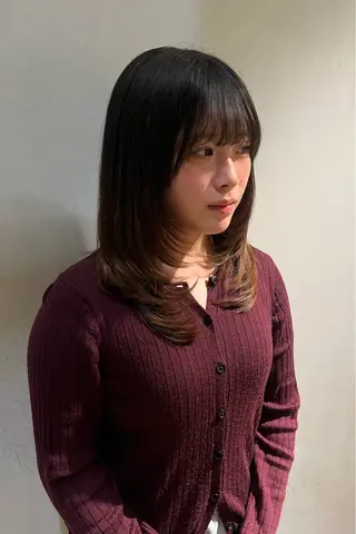 ミディアム iroha レイヤーカットモデルのヘアスタイル