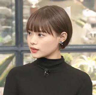 ショート 曲がる縮毛矯正 センターパートのヘアスタイル