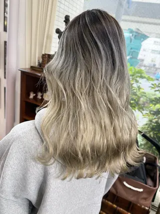 セミロング カラー モモカ/ハイトーン /バレイヤージュのヘアスタイル