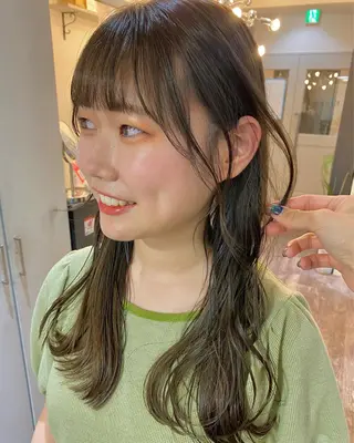 ロング カラー 梅田ハイトーン チダ ヒナノのヘアスタイル