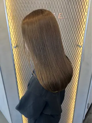 カラー 博多ブリーチ× 透明感/縮毛矯正のヘアスタイル