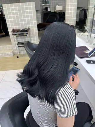 セミロング 寒色＆ブリーチ特化 寒色MiOのヘアスタイル