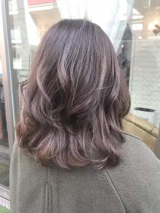 ミディアム カラー いけだ　ひかり ハイライトくびれヘアのヘアスタイル