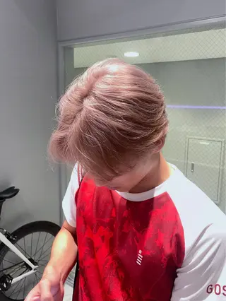 ショート カラー メンズ 菜々🫧新宿 透明感ケアブリーチのヘアスタイル