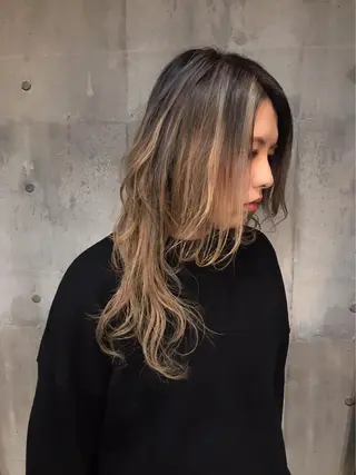 セミロング カラー ホワイト&レイヤーカ ットエクステ長畠俊輔のヘアスタイル