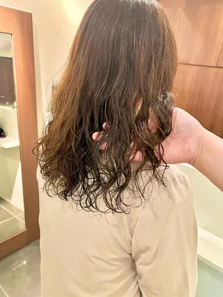 ロング カラー パーマ チーフデザイナー 若林　麻衣のヘアスタイル