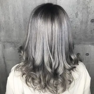 ミディアム Rlino所属・ﾊｲﾗｲﾄ/ﾚｲﾔｰ ｶｯﾄ/大嶽謙のヘアスタイル