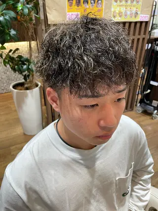 ショート カラー パーマ 絹村 健人のヘアスタイル