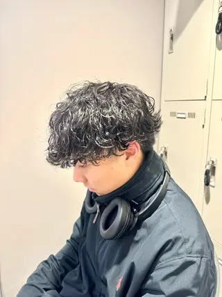 ミディアム パーマ ヘアアレンジ メンズ 顔まわりカット の達人のヘアスタイル